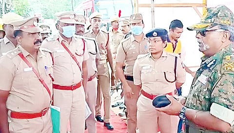 தீயணைப்பு நிலையத்தில் அதிகாரி ஆய்வு.
