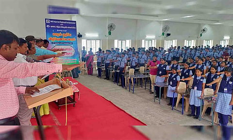 மாணவர்கள் ஊழல் ஒழிப்பு உறுதிமொழி எடுக்கப்பட்ட காட்சி.