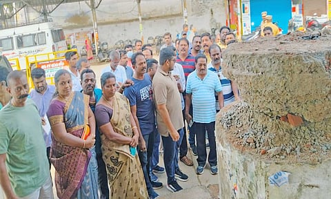 மேயர் மகேஷ் ஆய்வு செய்தபோது எடுத்த படம் 