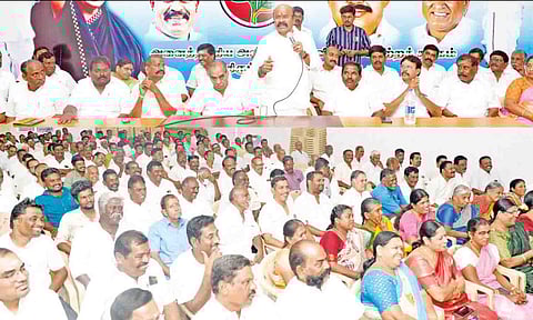 ஆலோசனைக்கூட்டத்தில் பொள்ளாச்சி ஜெயராமன் எம்.எல்.ஏ. பேசிய காட்சி.