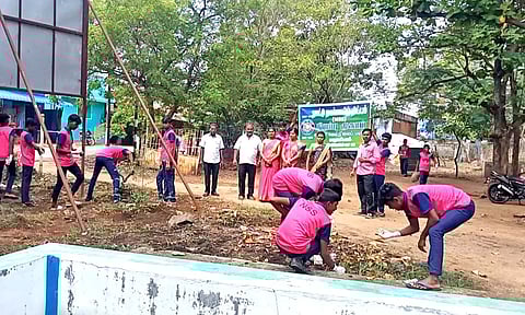 மாதாபட்டணம் பள்ளியில் நடைபெற்ற நாட்டு நலப்பணித்திட்ட முகாமில் மாணவர்கள் தூய்மை பணியினை மேற்கொண்ட காட்சி