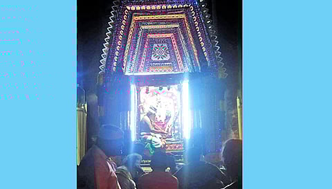 சப்பரம் மின் விளக்குகளால் அலங்கரிக்கப்பட்ட காட்சி