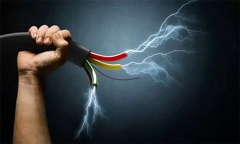 மின்சாரம் தாக்கி பள்ளி மாணவி படுகாயம்
