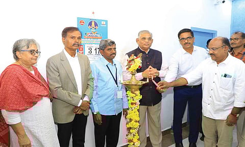 கருத்து கேட்பு கூட்டத்தை ஓய்வு பெற்ற நீதிபதி முருகேசன் குத்துவிளக்கேற்றி தொடங்கி வைத்தார்.