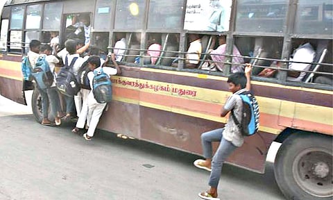 பஸ் நிறுத்தங்களில் நிற்காமல் செல்லும் அரசு பஸ்கள்