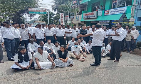 வக்கீல்கள் சாலை மறியலில் ஈடுபட்டபோது எடுத்த படம் 