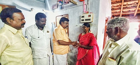 தீக்குளித்து உயிரிழந்த சுங்க சாவடி ஊழியர் குடும்பத்திற்கு நிதி உதவி