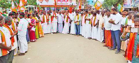 சாலையை சீரமைக்ககோரி உப்பிலியபுரத்தில் மறியல் - பா.ஜ.க.வினர் 70 பேர் கைது