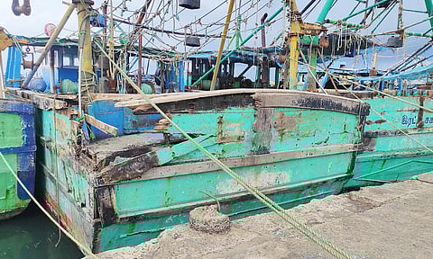 ராமேசுவரத்தில் பலத்த சூறாவளி காற்று- 6 விசைப்படகுகள் சேதம்