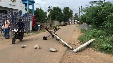 லாரி மோதி மின்கம்பம் சேதம்