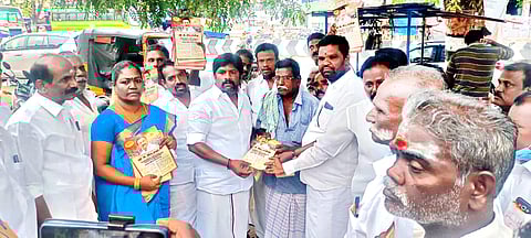 இந்தி திணிப்பை எதிர்த்து பாரதிநகரில் மண்டபம் மேற்கு ஒன்றிய செயலாளர் பிரவின் தலைமையில் தி.மு.க.வினர் பொதுமக்களிடம் துண்டு பிரசுரம் வழங்கினர்.