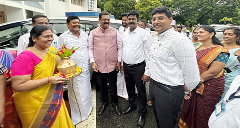 ராமநாதபுரம் வந்திருந்த மத்திய இணை அமைச்சருக்கு பா.ஜ.க. சார்பில் கும்ப மரியாதை அளிக்கப்பட்டது.