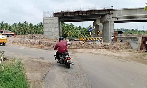 உயர்மட்ட பாலம் கட்டும் பணிகள் நடைபெறும் காட்சி. 