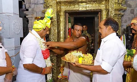 கைலாசநாதர் கோவிலில் வழிபாடு நடத்திய ஓ.பன்னீர்செல்வம்.