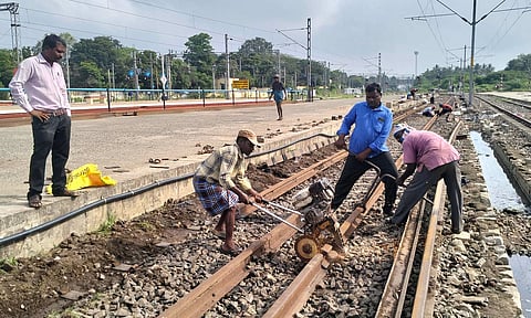 ரெயில் தண்டவாளம் புதுப்பிக்கும் பணியில் ஈடுபட்டுள்ள ஊழியர்கள்.