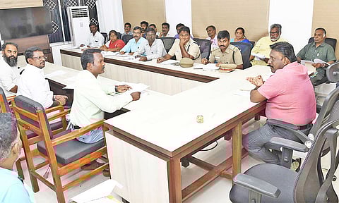 சுற்றுலா ெதாழில் முனைவோர்களுடன் கலெக்டர் முரளிதரன் ஆலோசனை நடத்தினார்.