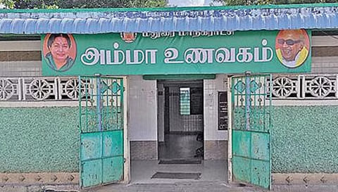 அம்மா உணவகத்தின் மேற்கூரை சரிந்து கீழே விழுந்ததால் பரபரப்பு