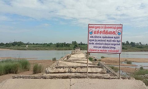 வெள்ளப்பெருக்கு காரணமாக ஆறுகளில் குளிக்க கூடாது என்று போலீசார் எச்சரிக்கை போர்டுஅமைத்துள்ளதை படத்தில் காணலாம்.