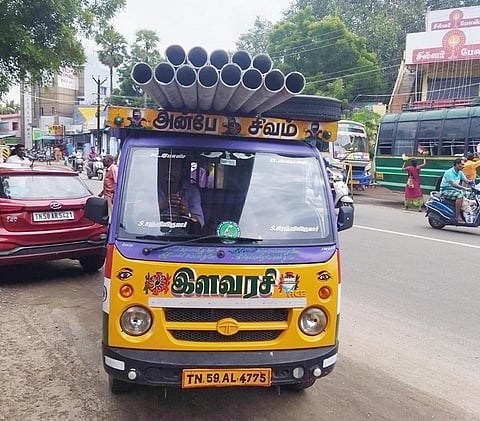 பறிமுதல் செய்யப்பட்ட வாகனம் மற்றும் பைப்கள்.