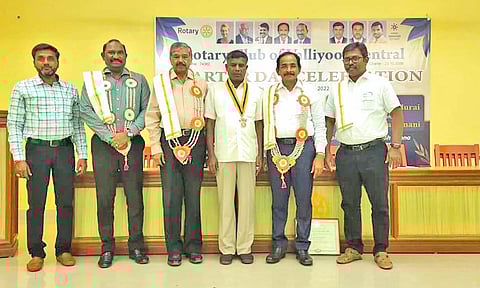 விழாவில் ரோட்டரி சங்க தலைவர் டாக்டர் பொன் தங்கதுரை சிறப்பு விருந்தினர்களுக்கு சந்தனமாலை அணிவித்து வாழ்த்து தெரிவித்தார்.