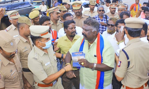 தடையை மீறிய விடுதலை சிறுத்தைகள் கட்சியினரை போலீசார் கைது செய்த காட்சி.