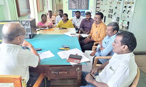 மேலப்பாளையம் உபமின் நிலையத்தில் ஆய்வு கூட்டம் நடந்தபோது எடுத்தபடம்.