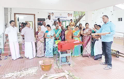 வாழை கழிவுகளில் இருந்து இயற்கை உரம் தயாரிக்கும் எந்திரம்