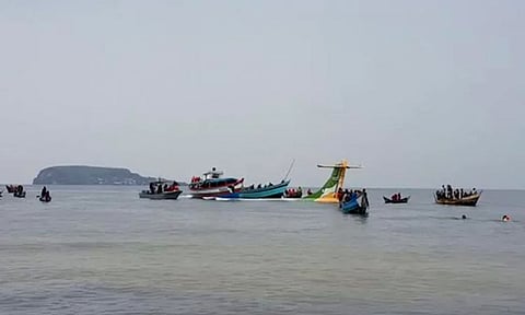 ஏரிக்குள் விழுந்து மூழ்கிய விமானம்