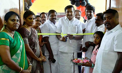 சிறப்பு மருத்துவ முகாமினை அமைச்சர் தொடங்கி வைத்த காட்சி. 