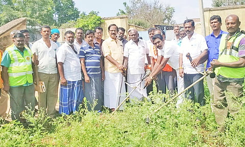 மயானத்தை தூய்மைபடுத்தும் பணியில் ஈடுபட்டுள்ள ஊழியர்கள்.