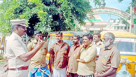 சாலை விழிப்புணர்வு ஏற்படுத்திய போலீசார்.