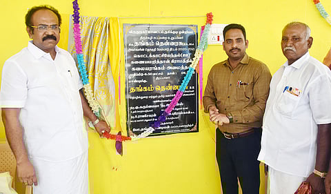 நரிக்குடி அருகே உள்ள கணையமறித்தான் கிராமத்தில் கட்டப்பட்ட கலையரங்கத்தை அமைச்சர் தங்கம்தென்னரசு திறந்து வைத்தார். அருகில் கலெக்டர் மேகநாத ரெட்டி உள்ளார்.