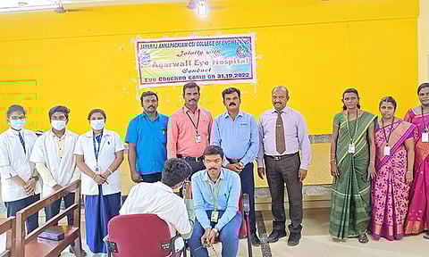 முகாமில் ஒரு மாணவருக்கு கண் பரிசோதனை செய்யப்பட்ட காட்சி.