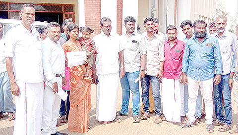 தஞ்சை கலெக்டர் அலுவலகத்தில் கைக்குழந்தையுடன் மனு கொடுக்க வந்த கார்த்திகா.