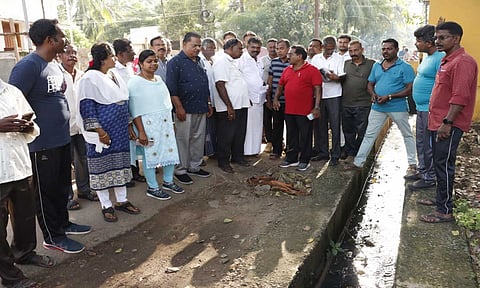 வட்டவிளை ஆரம்ப சுகாதார நிலையத்தில் மேயர் மகேஷ் ஆய்வு செய்தபோது எடுத்த படம் 
