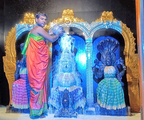 முப்பெரும் தேவியர் பவானி அம்மன் ஆலயத்தில் பாலபிஷேகம் நடைபெற்ற போது எடுத்த படம்.