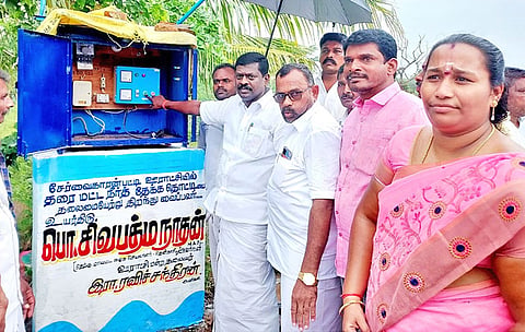 சேர்வைகாரன்பட்டியில் தரைமட்ட நீர்தேக்க தொட்டியை மாவட்ட செயலாளர் சிவபத்பநாபன் திறந்து வைத்த காட்சி.