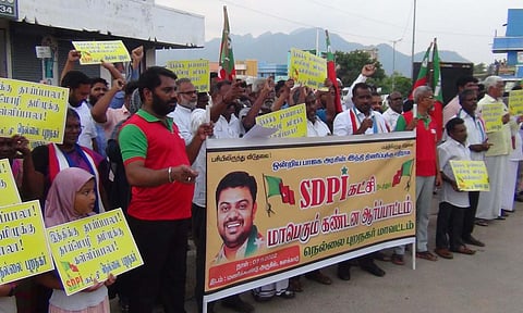 எஸ்.டி.பி.ஐ. கட்சியினர் ஆர்ப்பாட்டம் நடத்திய போது எடுத்த படம்.