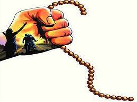 மூதாட்டியிடம் செயின் பறிப்பு
