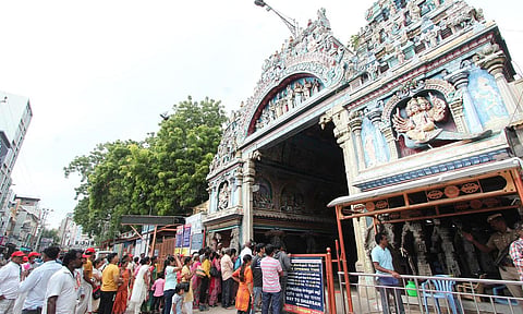 சந்திர கிரகணத்தை முன்னிட்டு தமிழகத்தில் உள்ள கோவில்களின் நடை சாத்தப்பட்டுள்ளன. மதுரை மீனாட்சி அம்மன் கோவில் நடை சாத்தப்பட்டதால் கிழக்கு வாசல் அம்மன் சன்னதி முன்பு பக்தர்கள் வெளியே நின்று சாமி கும்பிட்டனர்.