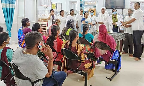 வடசேரி மாநகராட்சி ஆரம்ப சுகாதார நிலையத்திற்கு மருத்துவ உபகரணங்கள் வழங்கப்பட்டபோது எடுத்த படம்