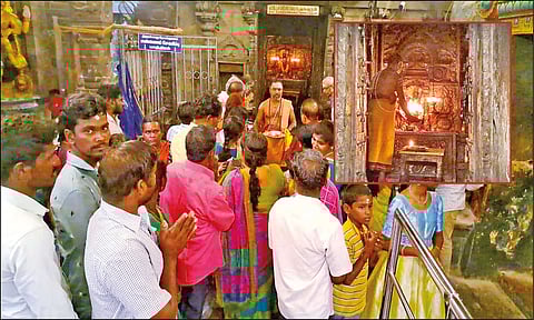 சந்திர கிரகண நேரத்தில் திருநள்ளாறு சனீஸ்வரர் கோவிலில் சிறப்பு வழிபாடு