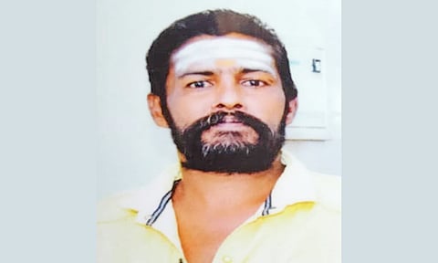 கட்டிட தொழிலாளி கொலை:கொலையாளிகளை பிடிக்க 2 தனிப்படை - சி.சி.டி.வி. காமிரா காட்சிகளை கைப்பற்றி விசாரணை