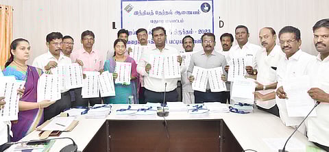 வரைவு வாக்காளர் பட்டியலை கலெக்டர் அனீஷ்சேகர் இன்று வெளியிட்டார். அருகில் மாவட்ட வருவாய் அலுவலர் சக்திவேல் உள்ளார்.