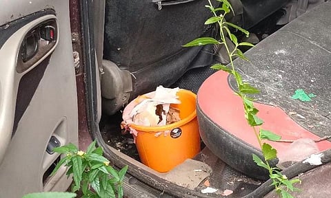 காரில் இருந்த வாளியில் மண்டை ஓடு உள்ளதை படத்தில் காணலாம்.