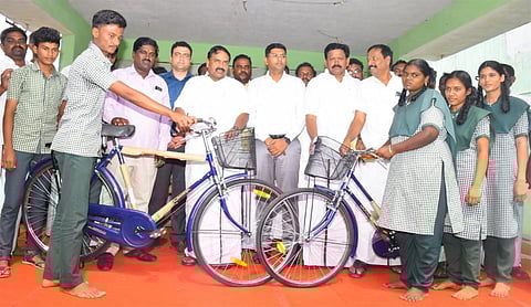 மாணவ, மாணவிகளுக்கு விலையில்லா சைக்கிள்களை அமைச்சர் ராஜ கண்ணப்பன் வழங்கினார்.