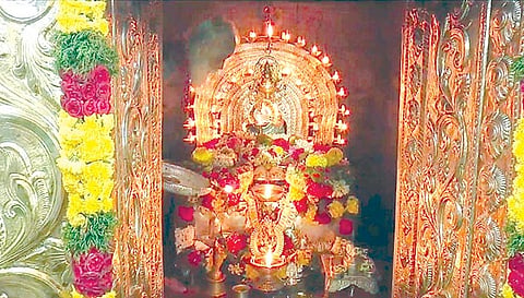 கோரக்க சித்தர் பீடத்தில் சிறப்பு தீபாராதனை நடந்தது.