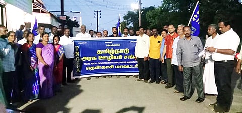ஆர்ப்பாட்டத்தில் கலந்து கொண்டவர்களை படத்தில் காணலாம்.