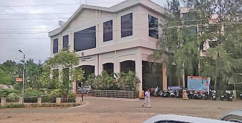 கல்லூர் ஆரம்ப சுகாதார நிலைய மருத்துவர்கள் மீது நடவடிக்கை எடுக்க வேண்டும் - கலெக்டர் அலுவலகத்தில் தொழிலாளி மனு