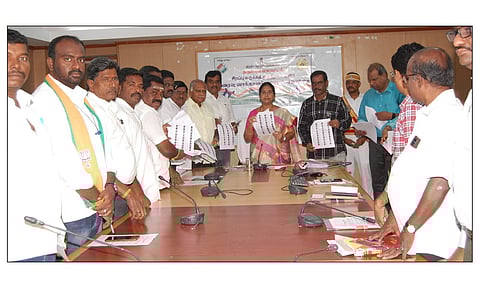 தருமபுரி மாவட்டத்தில் உள்ள 5 சட்டமன்ற தொகுதிகளின் வரைவு வாக்காளர் பட்டியல் வெளியீடு -கலெக்டர் சாந்தி வெளியிட்டார்